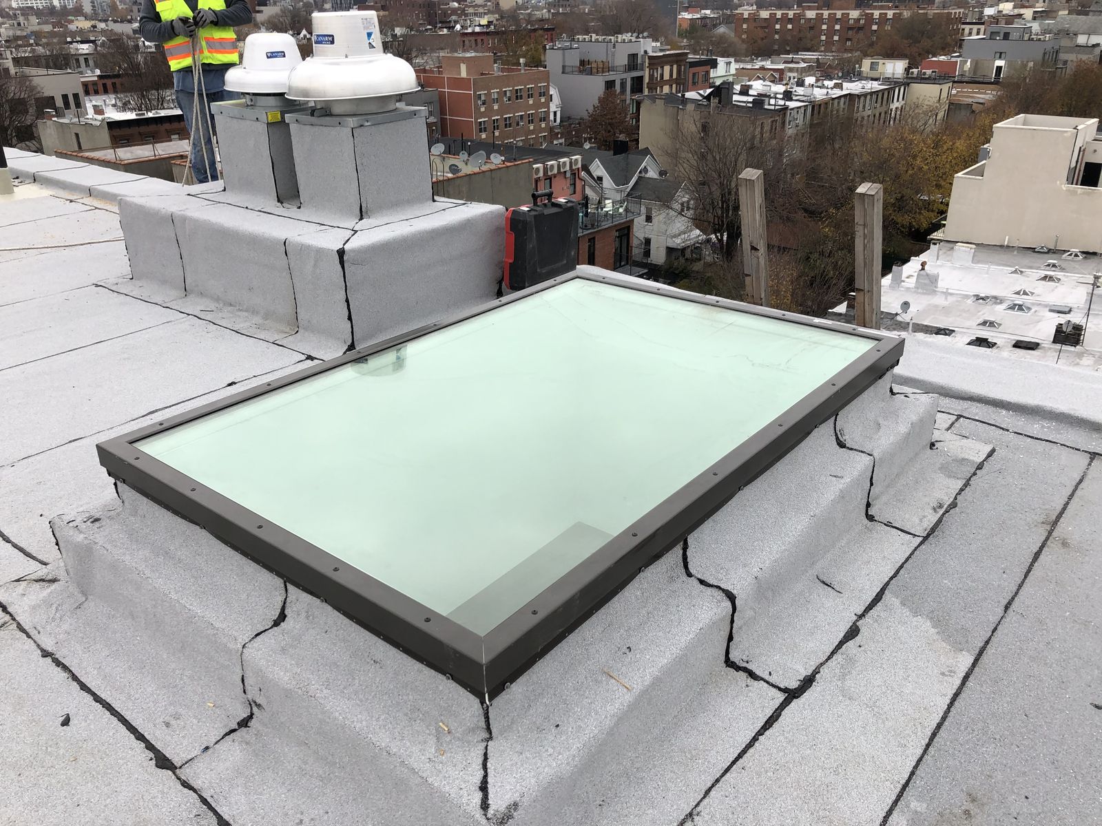Flat-glass fixed unit on a rebuilt curb